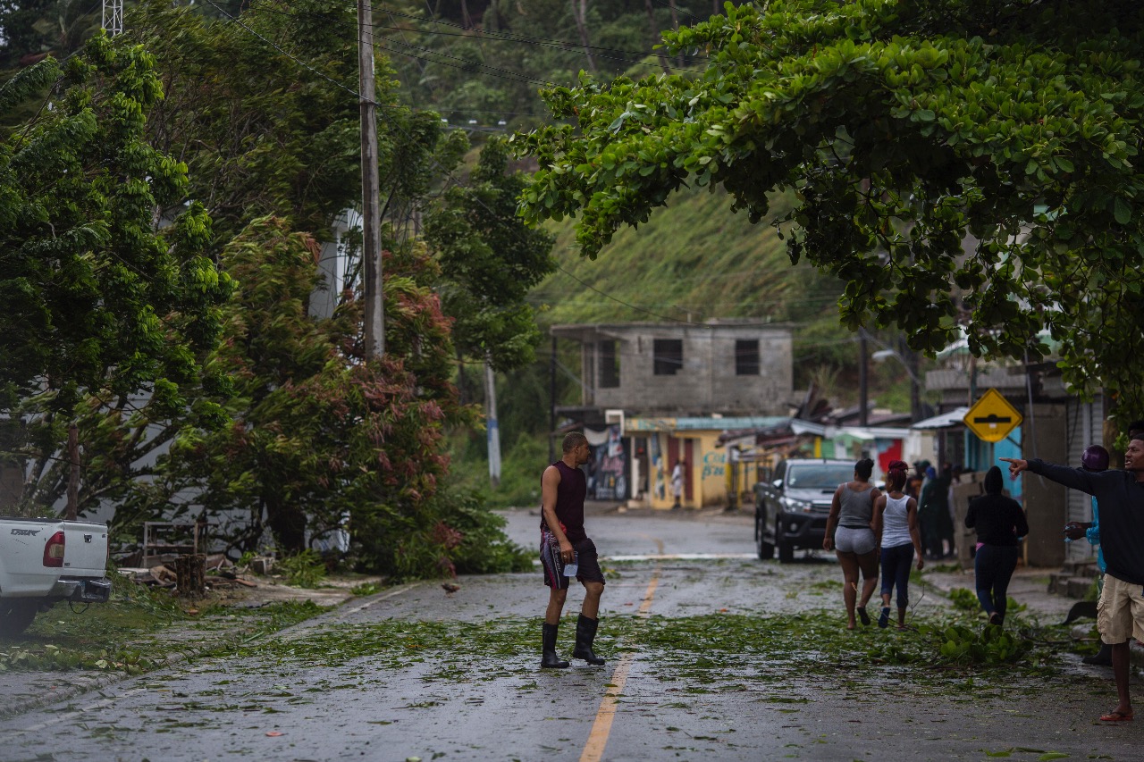 SAMANÁ. Estas fotos en el trayecto de la carretera Samaná- Las Galeras muestran la violencia de los vientos, las lluvias y marejadas en el paso del huracán Irma.