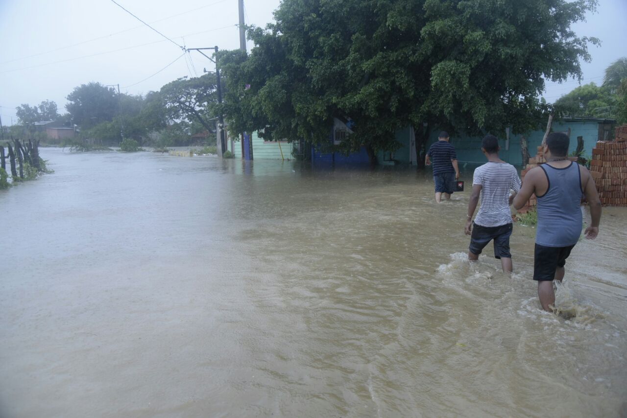 VALVERDE. Los municipios Esperanza y Mao se encuentran inundados por las lluvias traídas por el huracán Irma que se desplaza por el Atlántico, pero en el área de influencia de la República Dominicana. De acuerdo con ciudadanos las inundaciones se deben a las precipitaciones, combinados con la no recogida a tiempo de la basura.