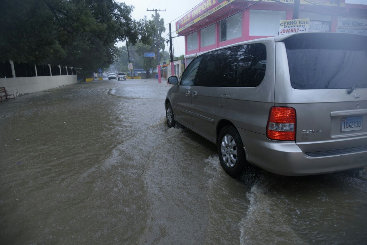 VALVERDE. Los municipios Esperanza y Mao se encuentran inundados por las lluvias traídas por el huracán Irma que se desplaza por el Atlántico, pero en el área de influencia de la República Dominicana. De acuerdo con ciudadanos las inundaciones se deben a las precipitaciones, combinados con la no recogida a tiempo de la basura.