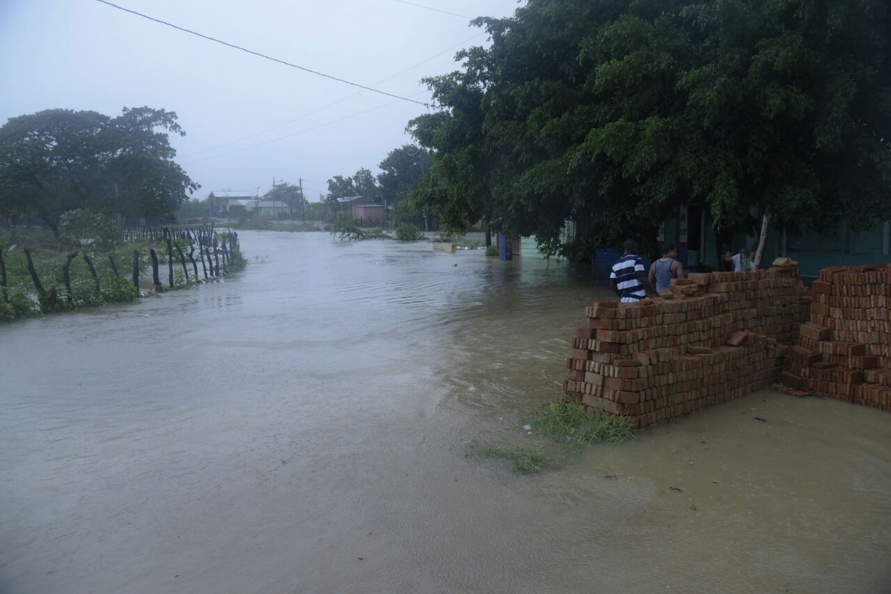 VALVERDE. Los municipios Esperanza y Mao se encuentran inundados por las lluvias traídas por el huracán Irma que se desplaza por el Atlántico, pero en el área de influencia de la República Dominicana. De acuerdo con ciudadanos las inundaciones se deben a las precipitaciones, combinados con la no recogida a tiempo de la basura.