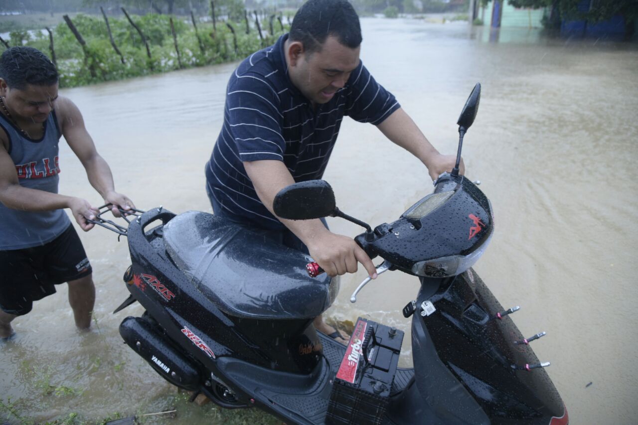 VALVERDE. Los municipios Esperanza y Mao se encuentran inundados por las lluvias traídas por el huracán Irma que se desplaza por el Atlántico, pero en el área de influencia de la República Dominicana. De acuerdo con ciudadanos las inundaciones se deben a las precipitaciones, combinados con la no recogida a tiempo de la basura.