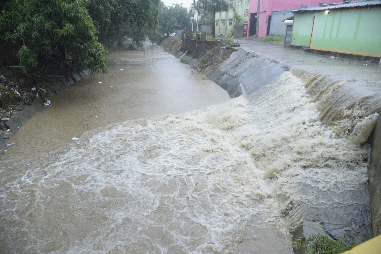 VALVERDE. Los municipios Esperanza y Mao se encuentran inundados por las lluvias traídas por el huracán Irma que se desplaza por el Atlántico, pero en el área de influencia de la República Dominicana. De acuerdo con ciudadanos las inundaciones se deben a las precipitaciones, combinados con la no recogida a tiempo de la basura.