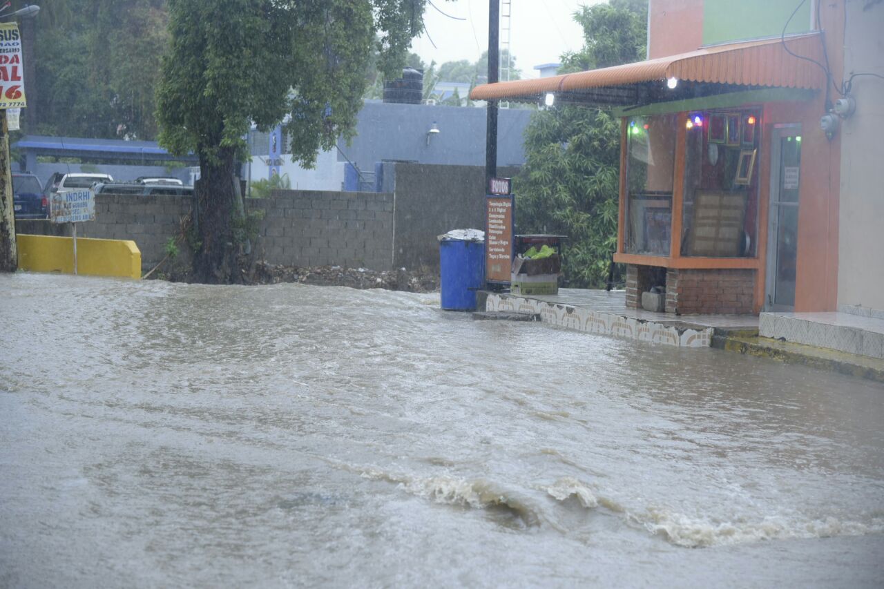 VALVERDE. Los municipios Esperanza y Mao se encuentran inundados por las lluvias traídas por el huracán Irma que se desplaza por el Atlántico, pero en el área de influencia de la República Dominicana. De acuerdo con ciudadanos las inundaciones se deben a las precipitaciones, combinados con la no recogida a tiempo de la basura.