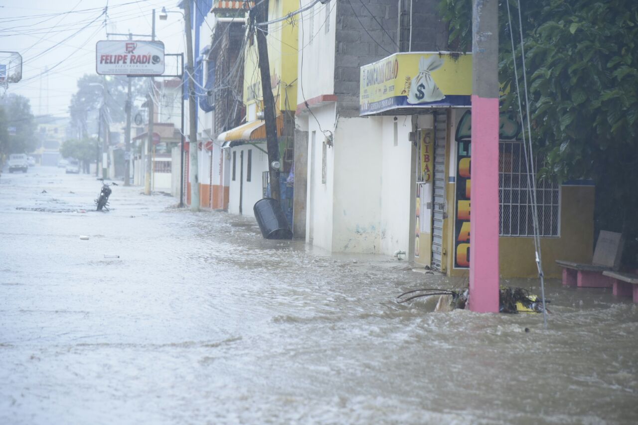 VALVERDE. Los municipios Esperanza y Mao se encuentran inundados por las lluvias traídas por el huracán Irma que se desplaza por el Atlántico, pero en el área de influencia de la República Dominicana. De acuerdo con ciudadanos las inundaciones se deben a las precipitaciones, combinados con la no recogida a tiempo de la basura.
