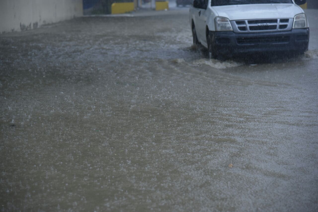 VALVERDE. Los municipios Esperanza y Mao se encuentran inundados por las lluvias traídas por el huracán Irma que se desplaza por el Atlántico, pero en el área de influencia de la República Dominicana. De acuerdo con ciudadanos las inundaciones se deben a las precipitaciones, combinados con la no recogida a tiempo de la basura.