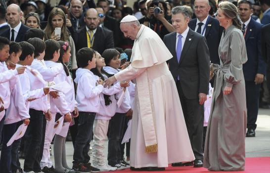 El papa pide a colombianos que huyan de la venganza en camino hacia la paz