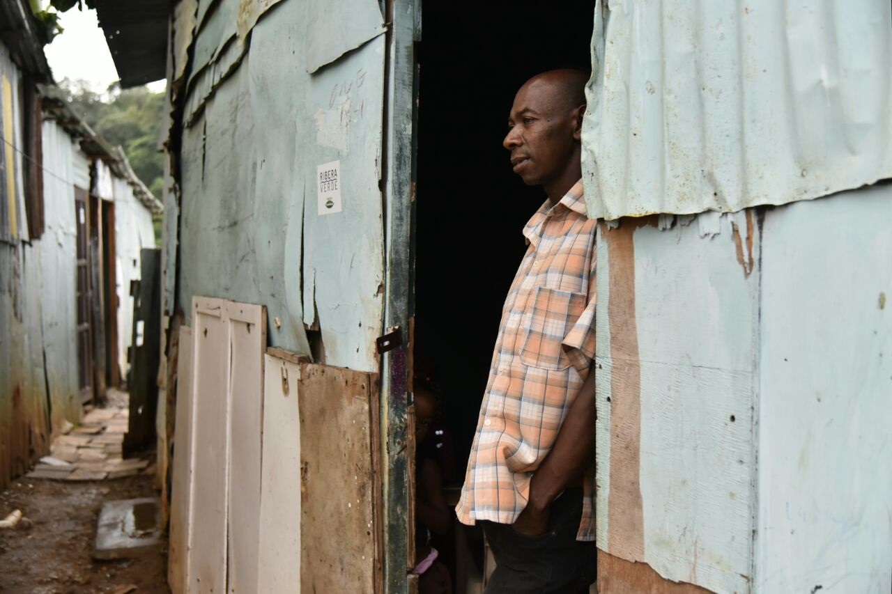 En sectores como La Ciénaga y Los Tres Brazos, los moradores se muestran tranquilos aun, aunque a expectativa del cauce del río Ozama, que al mediodía corría en normalidad, sin crecidas. 