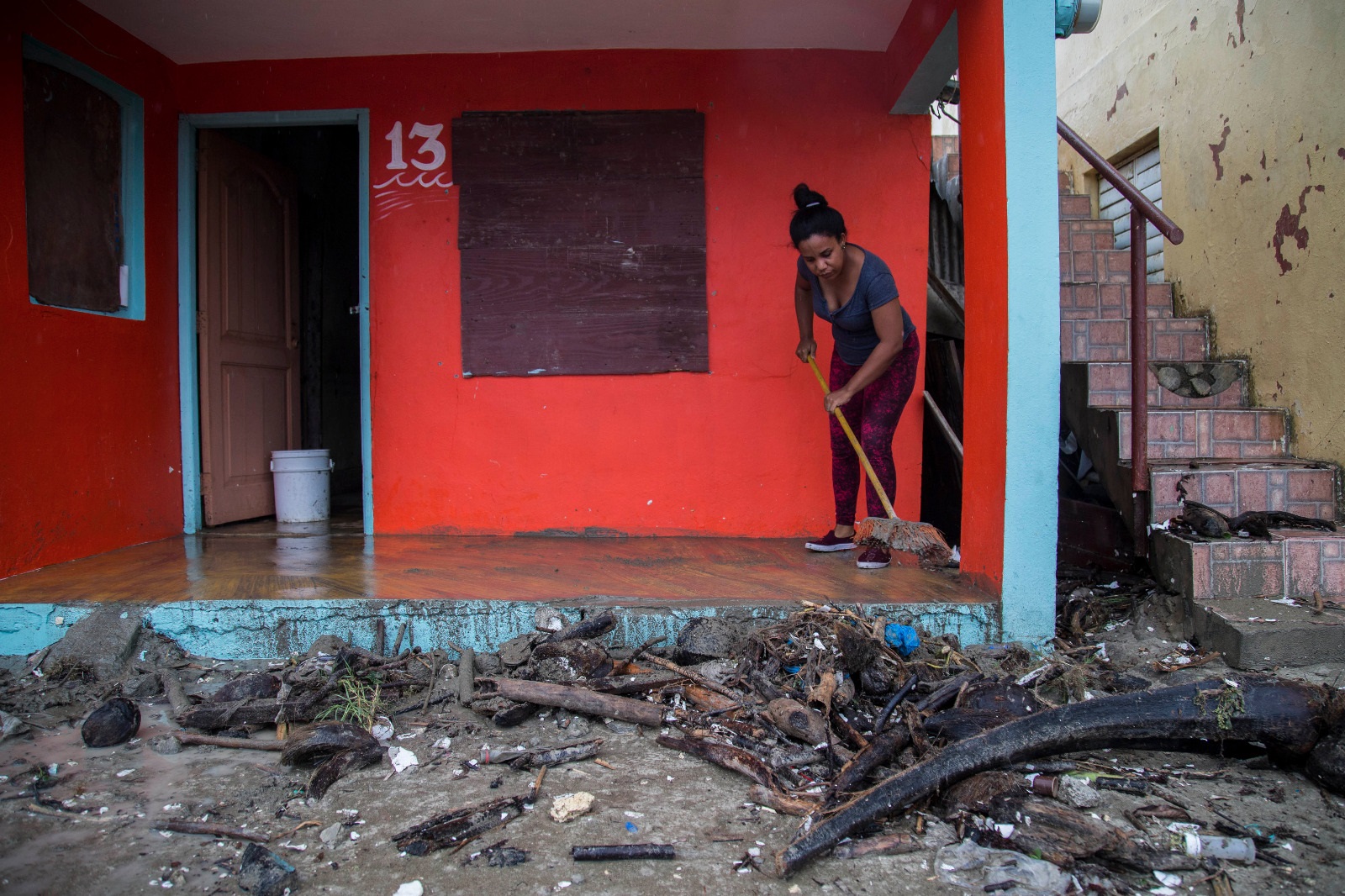 El mar entró a la urbe de Nagua y dejó grandes cargas de escombros 