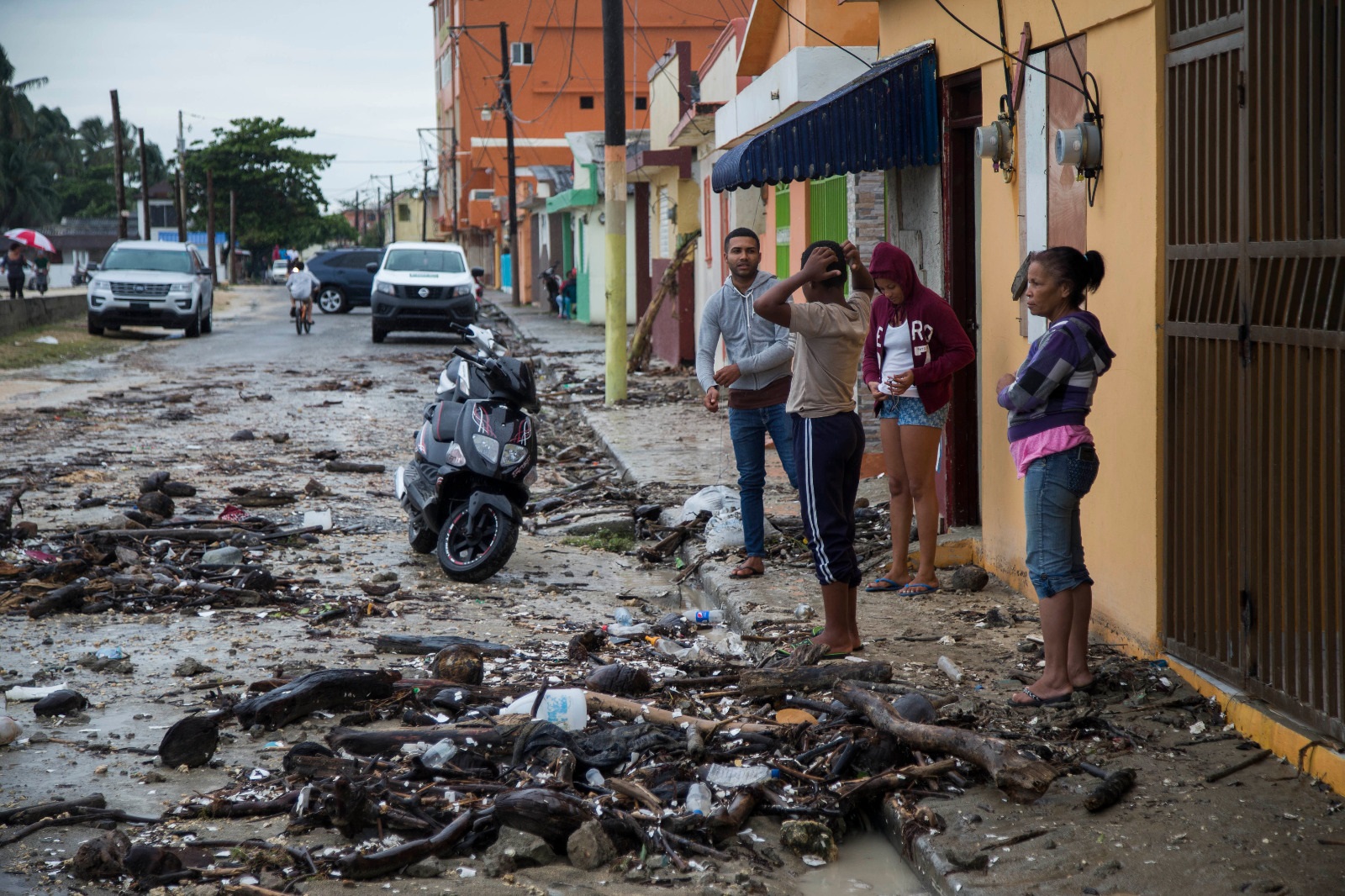 El mar entró al municipio de Nagua, María Trinidad Sánchez,   y trajo consigo mucha basura,  troncos de madera y  escombros que quedaron al descubierto al bajar el oleaje.