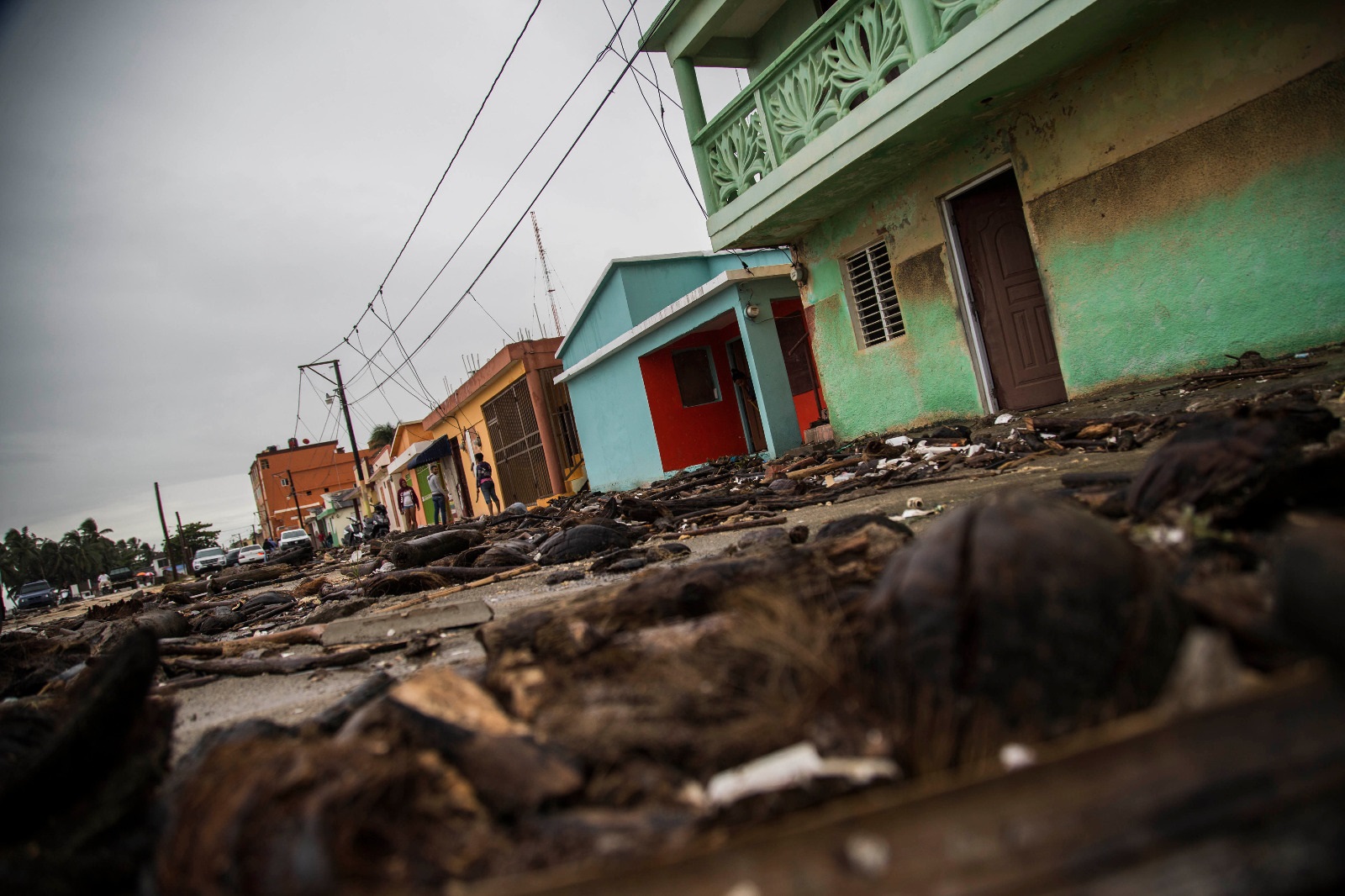  El mar entró al municipio de Nagua, María Trinidad Sánchez,  y trajo consigo mucha basura,  troncos de madera y  escombros que quedaron al descubierto al bajar el oleaje.