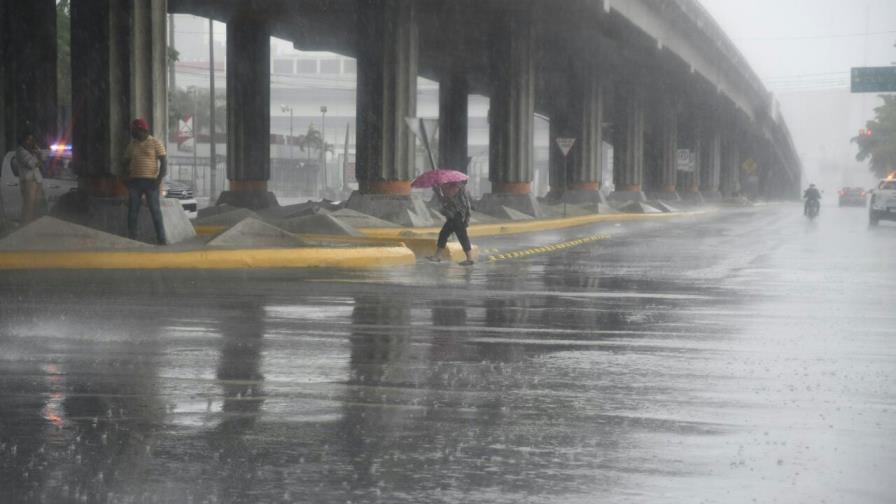 Gobierno insiste en que efectos de huracán Irma no han pasado