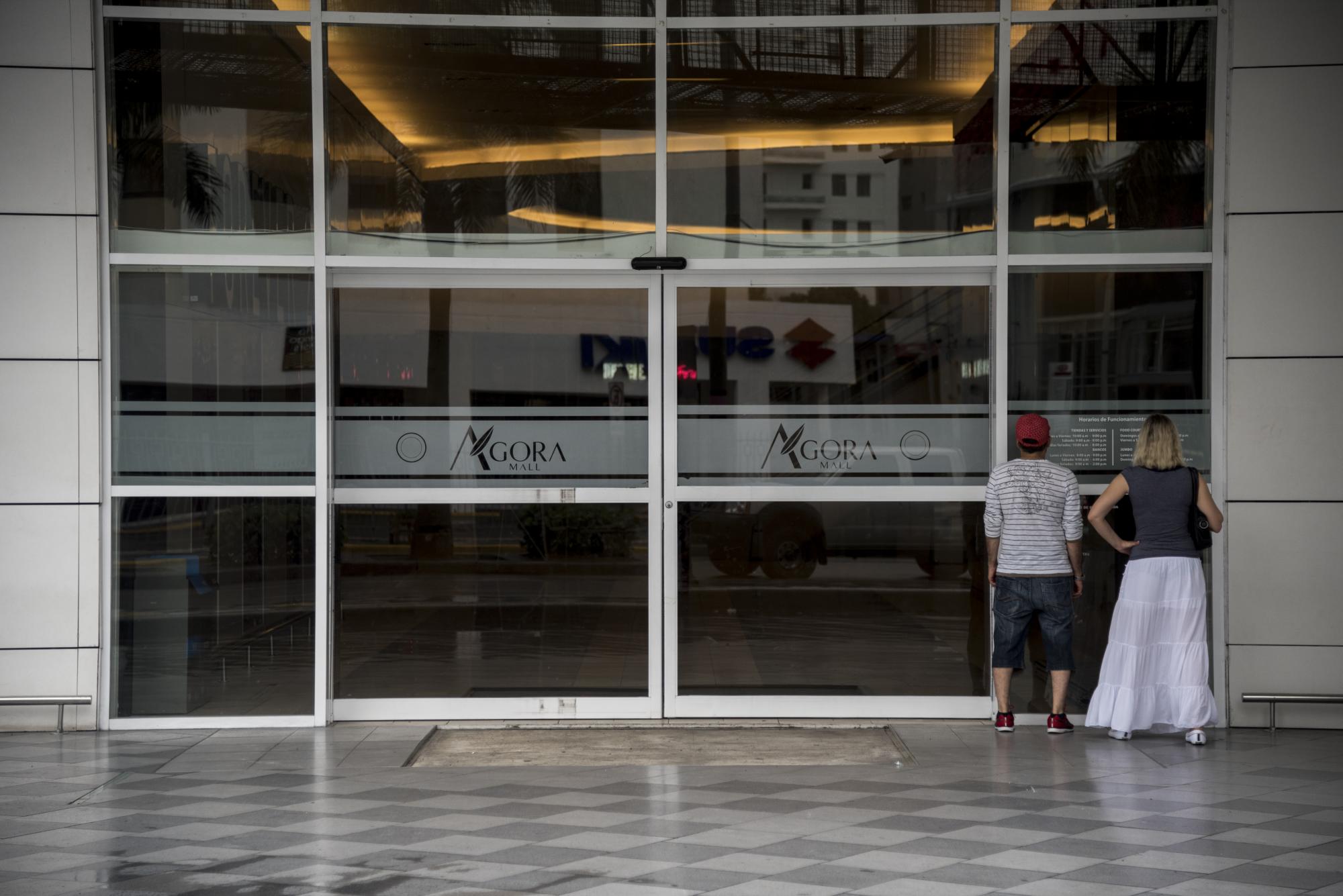Una pareja de alemanes caminó hasta una plaza para enterarse, al llegar, que estaba cerrada.