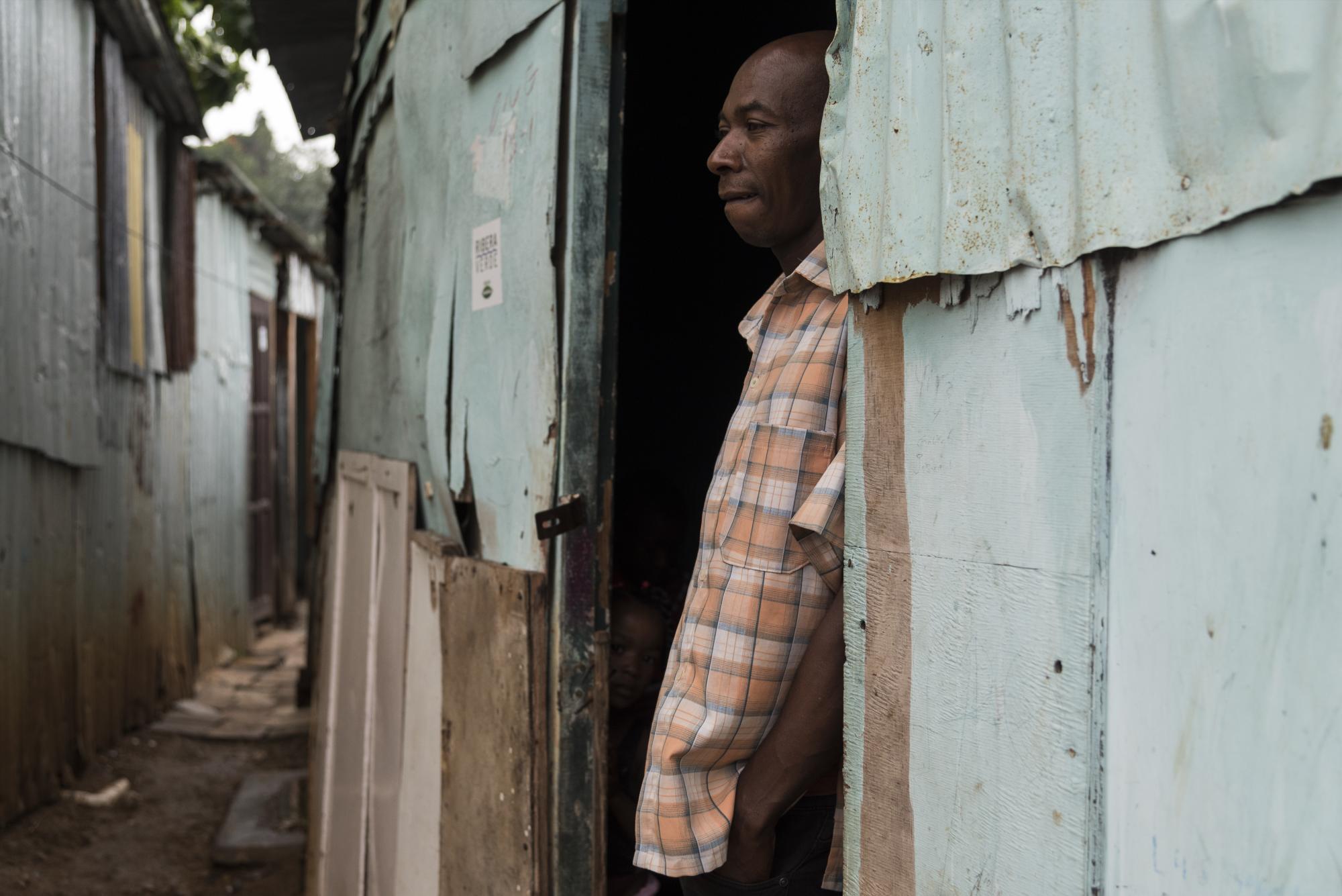 Domingo Mateo, residente de La Ciénaga, estaba expectante al comportamiento del río Ozama.