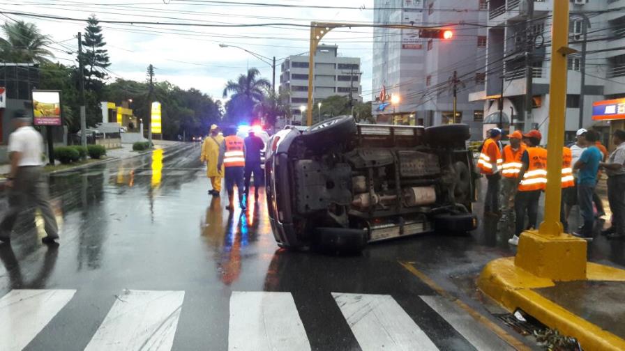 Yipeta se vuelca en avenida de Santiago; conductor sale ileso