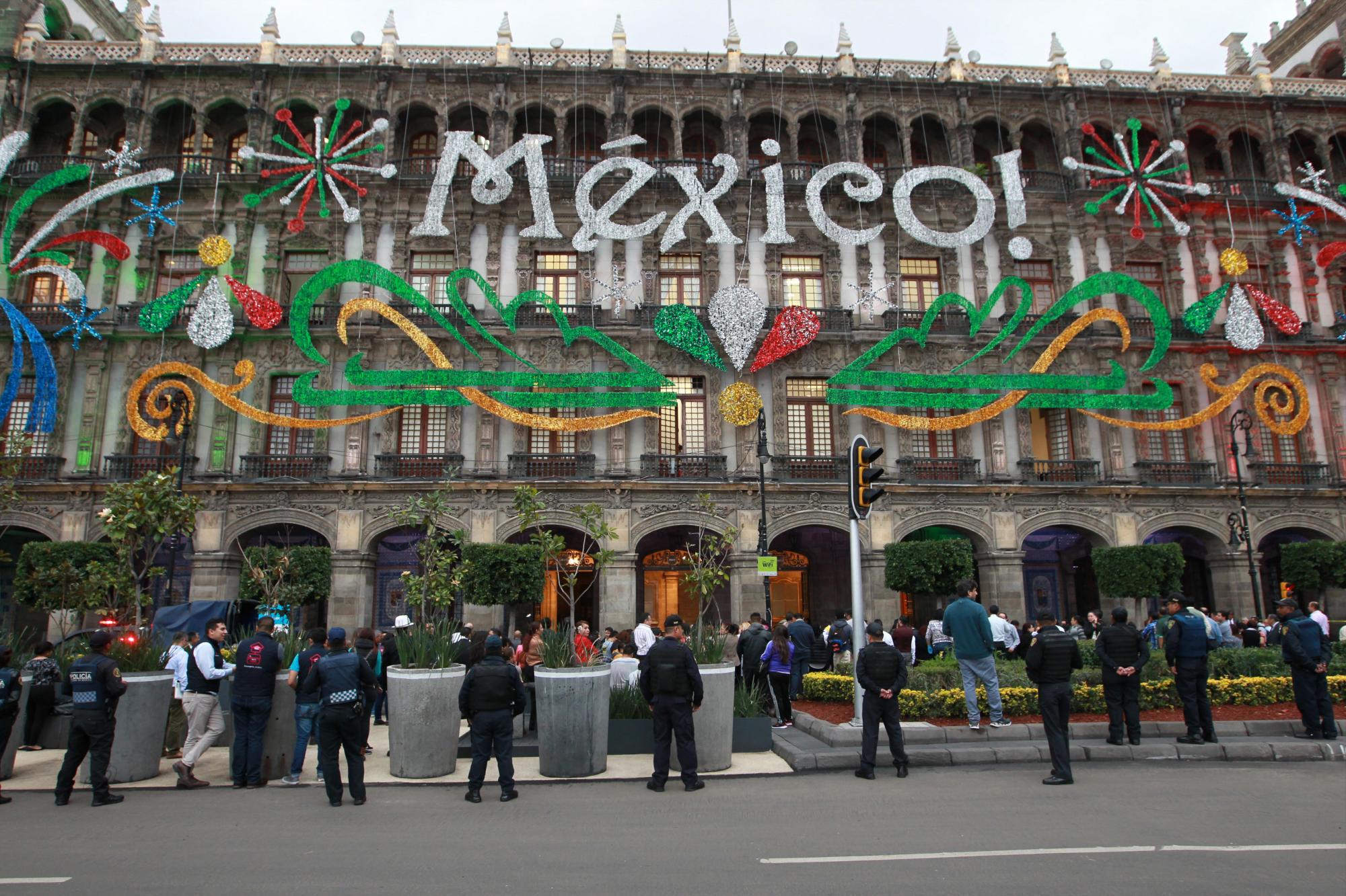 Decenas de personas desalojaron de sus centros de trabajo el miércoles 6 de septiembre de 2017, en calles de Ciudad de México (México) por el terremoto que afectó la ciudad.