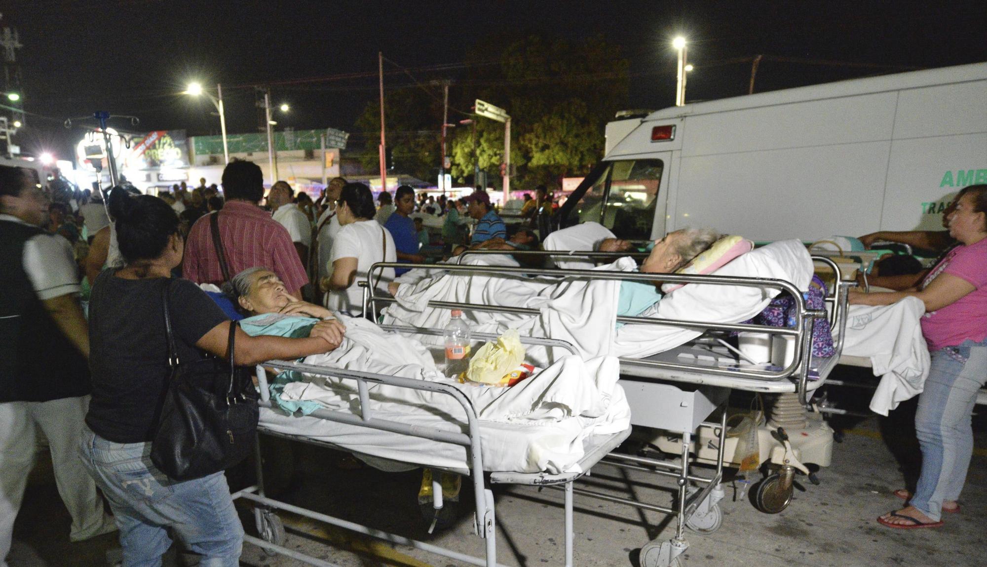 Pacientes y médicos de un hospital en Villahermosa ( México) permanecen fuera tras un fuerte sismo de magnitud ocho en la escala abierta de Richter que sacudió violentamente a México, con origen a 137 kilómetros al suroeste de Tonalá.