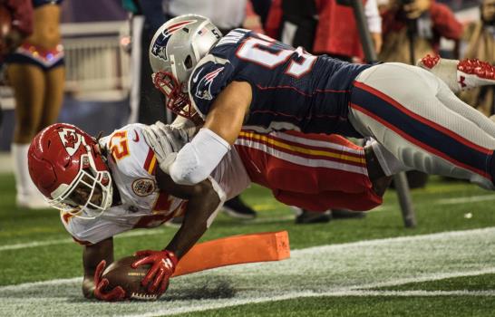 Chiefs abren la campaña zarandeando a los campeones Pats 