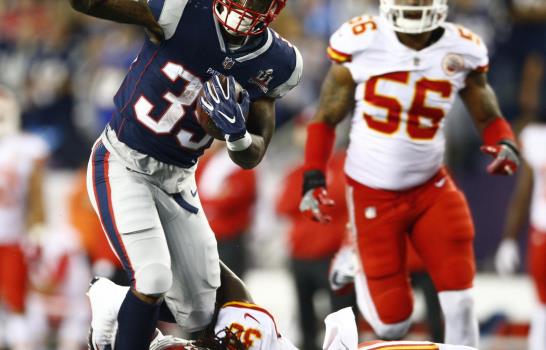 Chiefs abren la campaña zarandeando a los campeones Pats 