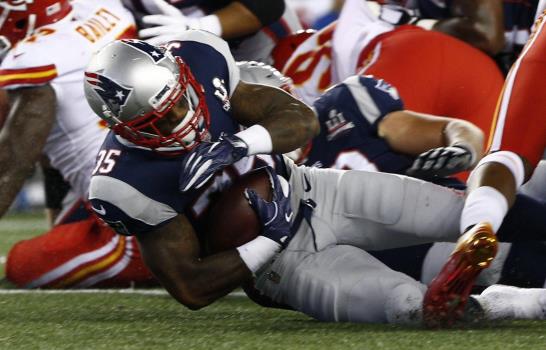 Chiefs abren la campaña zarandeando a los campeones Pats 