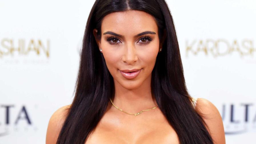 Kim Kardashian, pasa de sexy morena a candente rubia platinada 