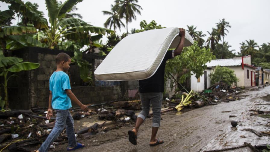 Más de 1,500 aún desplazados por Irma; 5 provincias alertas