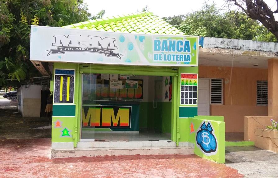 Desconocidos roban dinero en banca de lotería en Barahona 