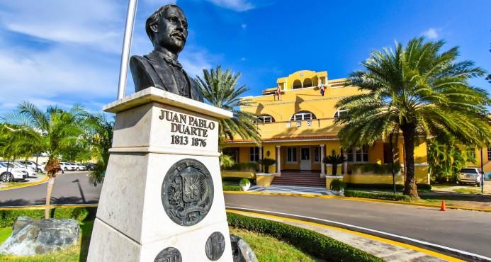 Canciller Vargas instruye cónsules asistir dominicanos en islas caribeñas y Miami por el paso huracán Irma