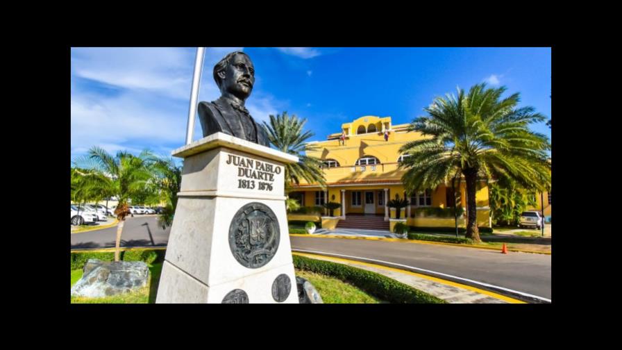 Canciller Vargas instruye cónsules asistir dominicanos en islas caribeñas y Miami por el paso huracán Irma