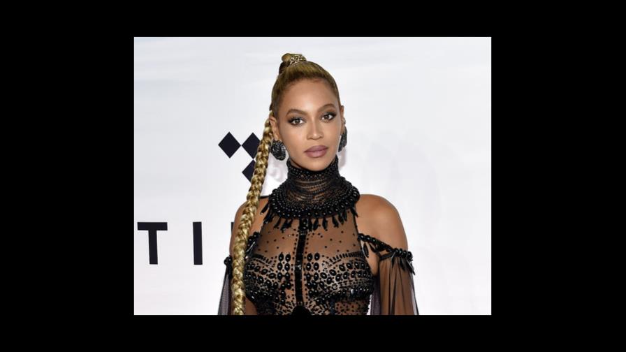 Beyonce llora al visitar a víctimas de Harvey
