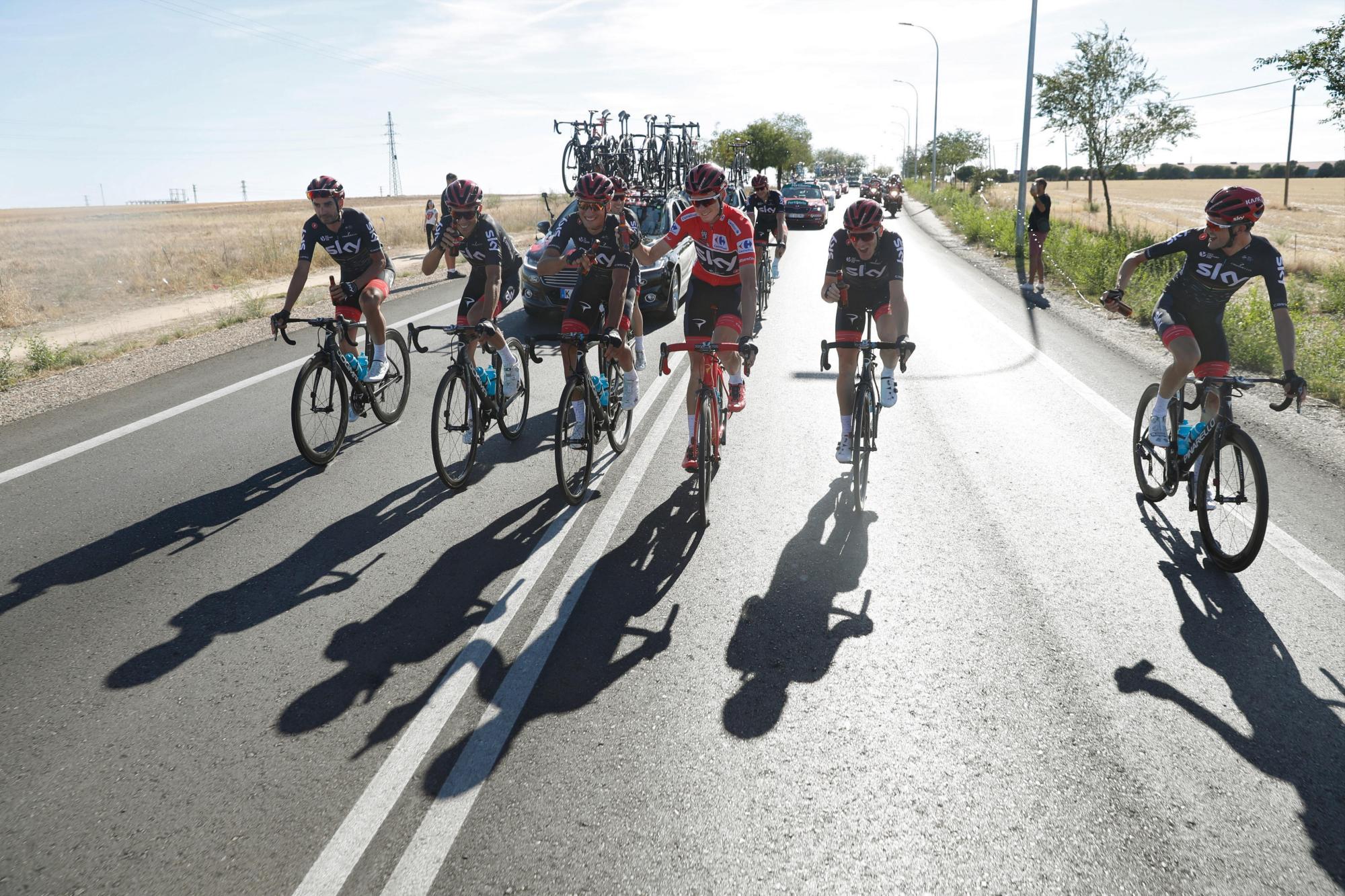 El ciclista británico del equipo Sky, Chris Froome (c), virtual ganador de la Vuelta Ciclista a España, brinda con cerveza junto a su equipo durante la última etapa de La Vuelta a España con salida en Arroyomolinos y meta final en Madrid.