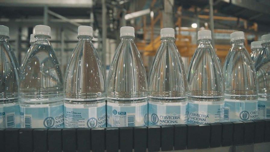  Cervecería envasa agua para damnificados del huracán Irma