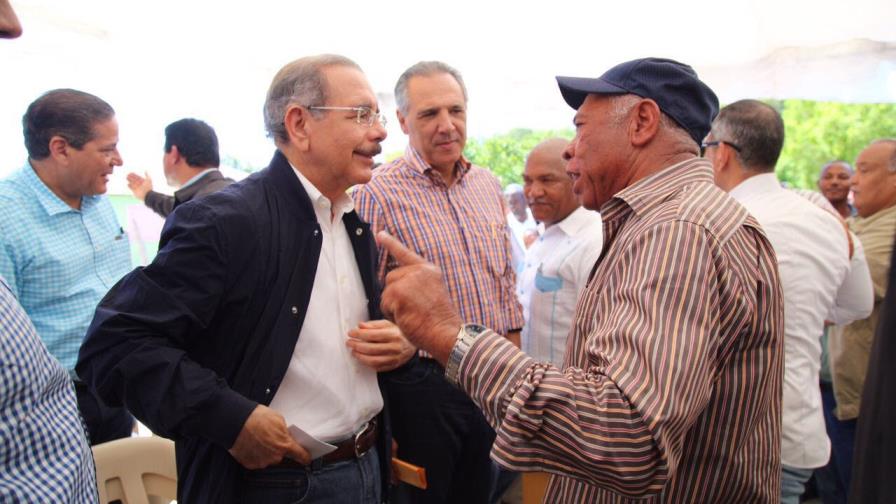 Danilo Medina ofrece apoyo a productores de Bánica y Pedro Santana Danilo Medina ofrece apoyo a productores de Bánica y Pedro Santana
