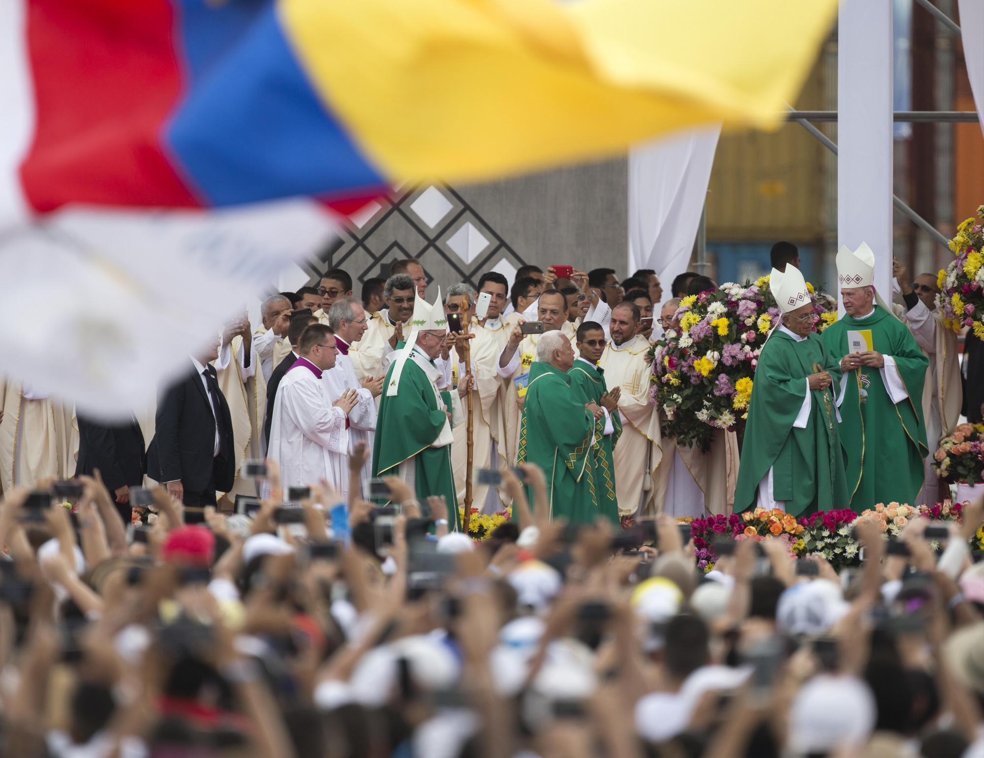 El papa Francisco durante la misa en el área portuaria de Contecar. EFE/ Orlando Barría