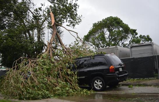 Irma pierde fuerza en Florida pero deja devastación y crisis a su paso