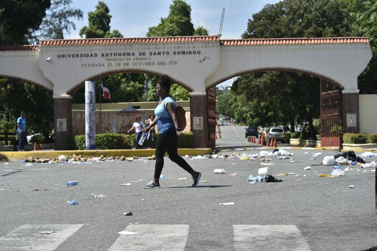 Este lunes, 11 de septiembre del 2017, jóvenes protagonizan disturbios en la UASD por la reapertura del comedor económico de esa academia.