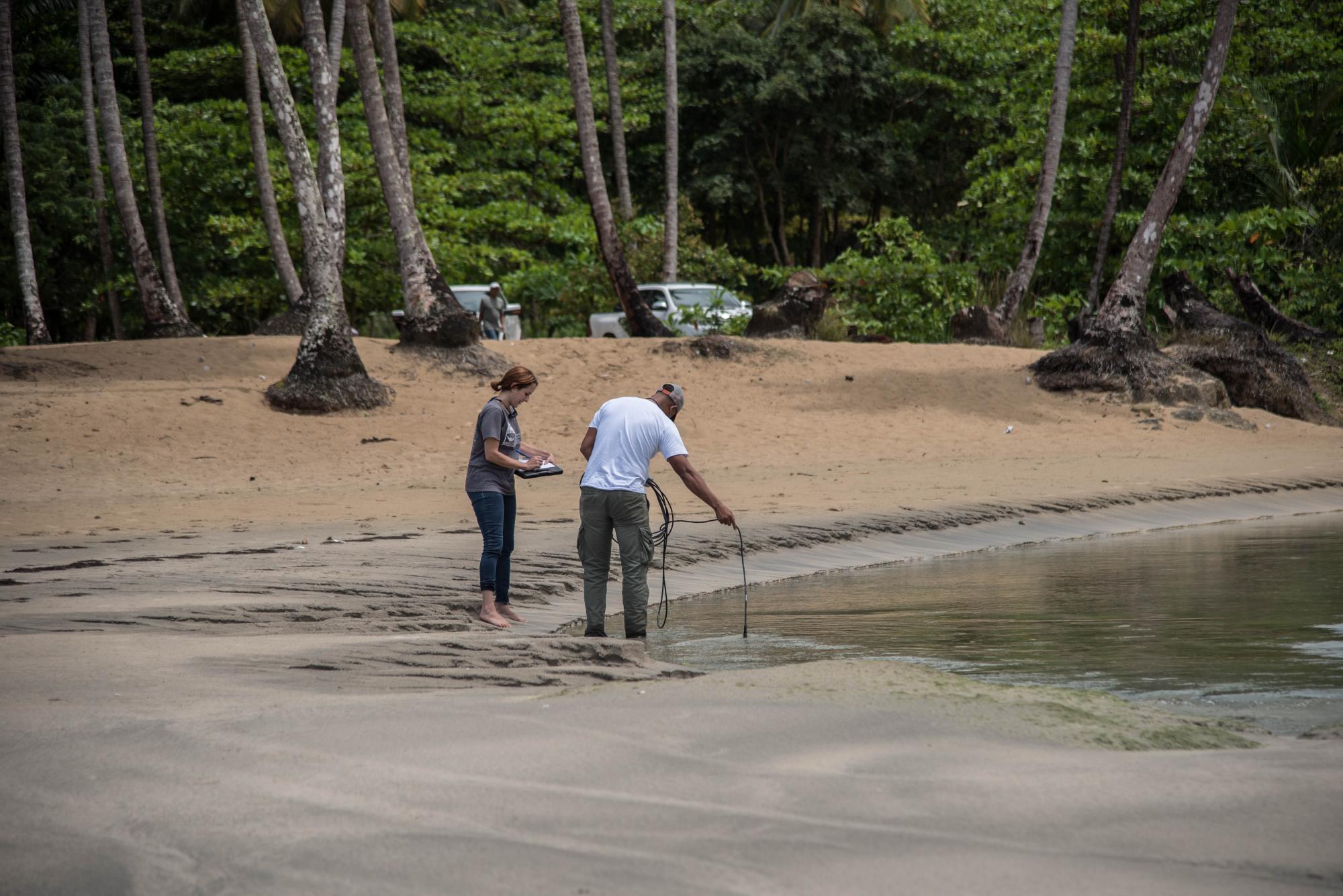 Haydee Domínguez y Werner Leo de ANAMAR analizan las propiedades químicas de un río en Cosón.
