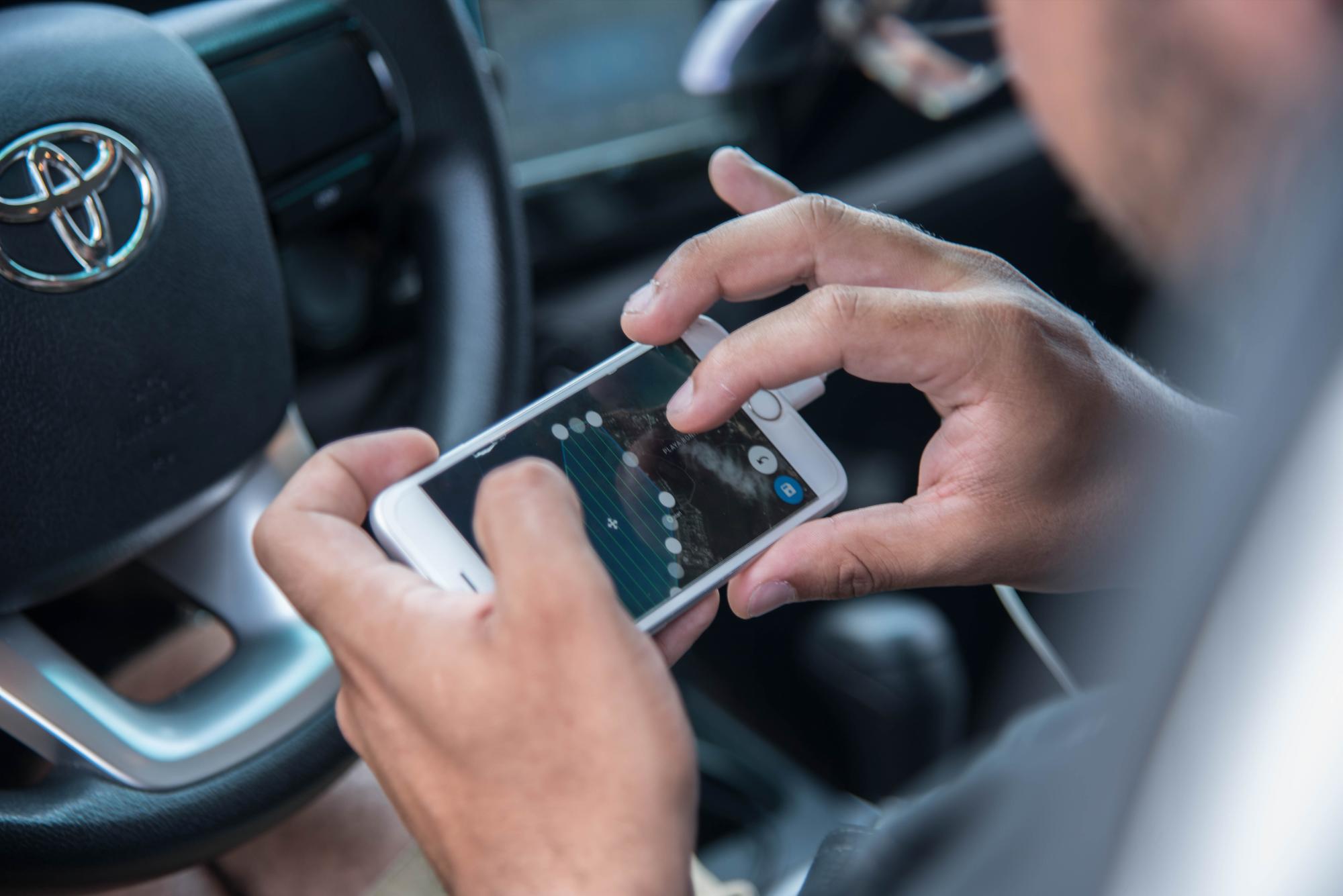 Jonnathan Delcance de BCyT configua un dron con la aplicación Drone Deploy para hacer un vuelo autónomo con un Phantom 4.