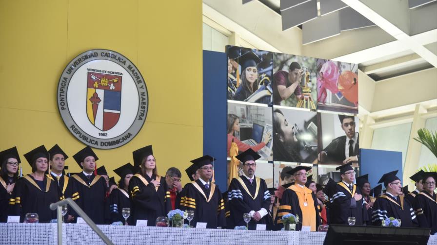 PUCMM inviste 1,107 nuevos profesionales al celebrar su 55 aniversario