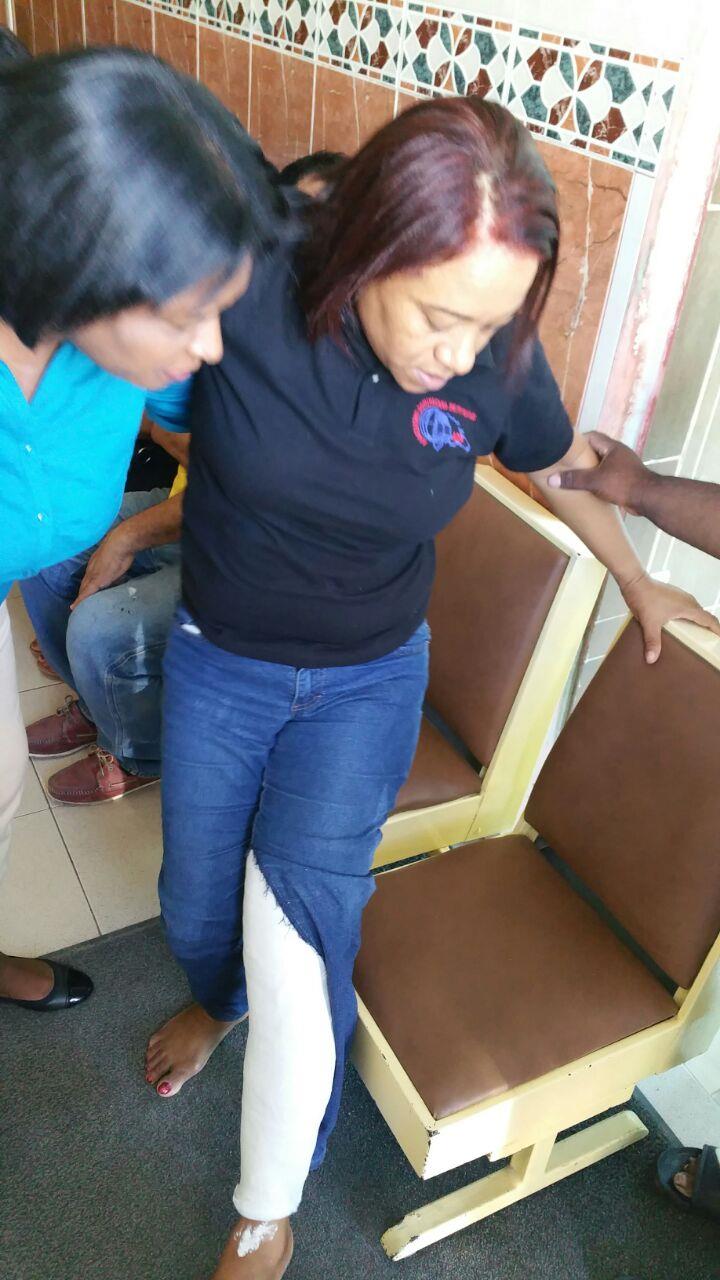 Maestra se fractura pierna durante forcejeo con director de liceo en San Pedro de Macorís