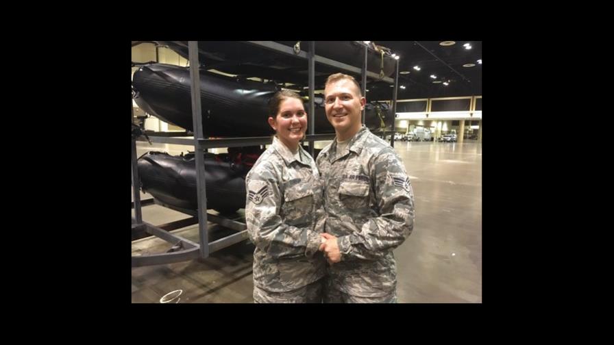Pareja de la Guardia Nacional de EE.UU. se casa durante el huracán Irma 
