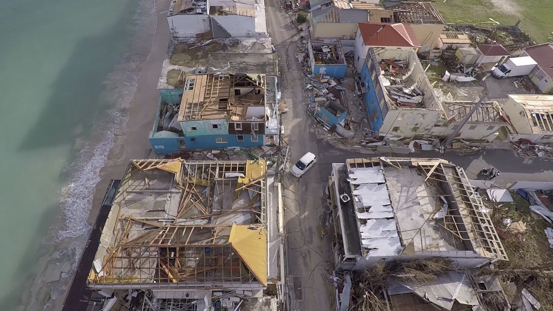 Vista de una captura de vídeo de la grabación de un dron que muestra una zona devastada tras el paso del huracán Irma en la parte francesa de la isla de San Martín, hoy, 12 de septiembre de 2017. 