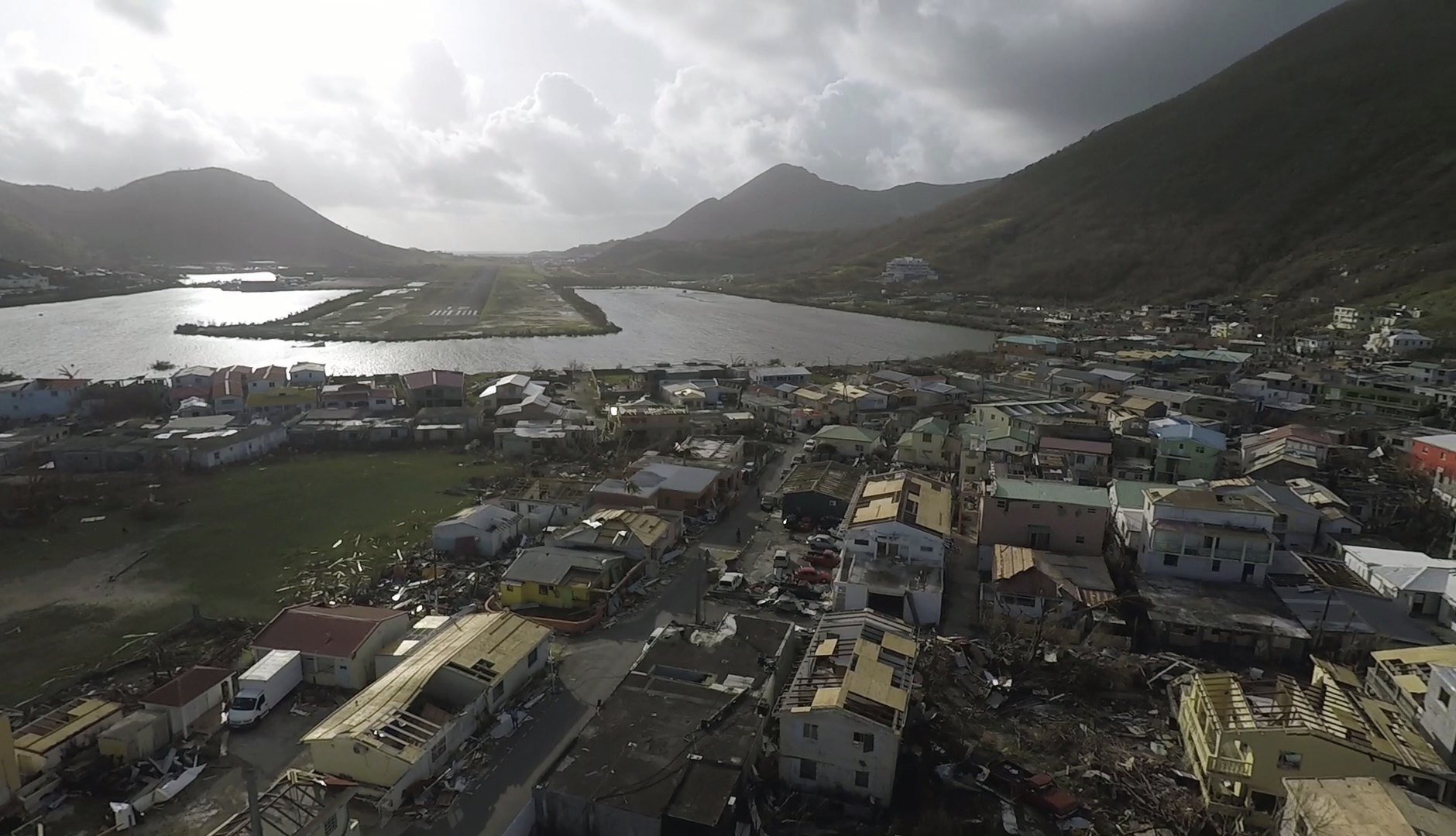 Vista de una captura de vídeo de la grabación de un dron que muestra una zona devastada tras el paso del huracán Irma en la parte francesa de la isla de San Martín, hoy, 12 de septiembre de 2017.