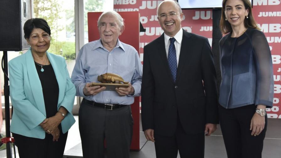 Reconocen aportes del Centro Cuesta en la conservación del pez loro