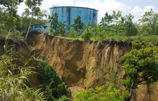 Colapso de tanque de agua podría dejar a miles de familias sin suministro en Moca
