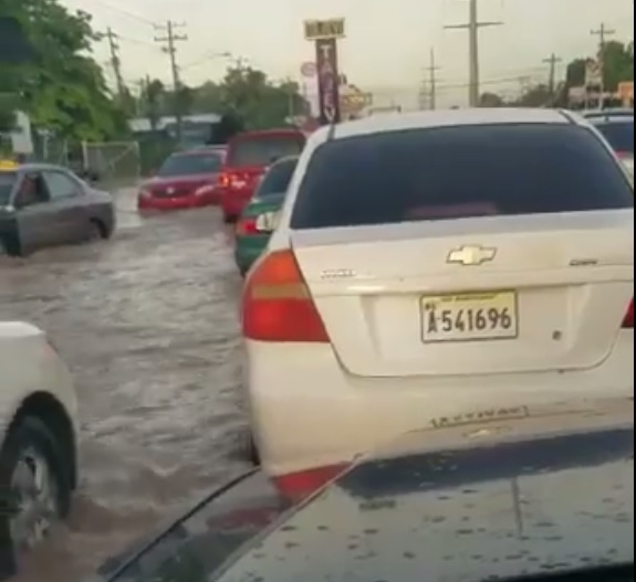 Captura de una imagen de un vídeo difundido a las 7:22 de la mañana por el piloto aviador José Urtecho en su cuenta de Twitter sobre la inundación que ha causado en la autopista de San Isidro, esquina Chales de Gaulle, una avería.
