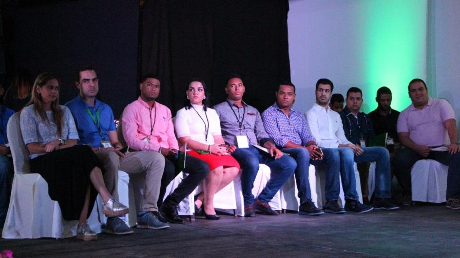 Jóvenes empresarios comparten sus experiencias con la tecnología en el agro Jóvenes empresarios comparten sus experiencias con la tecnología en el agro