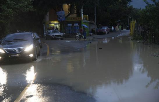 Lluvias provocan inundaciones en Santiago 