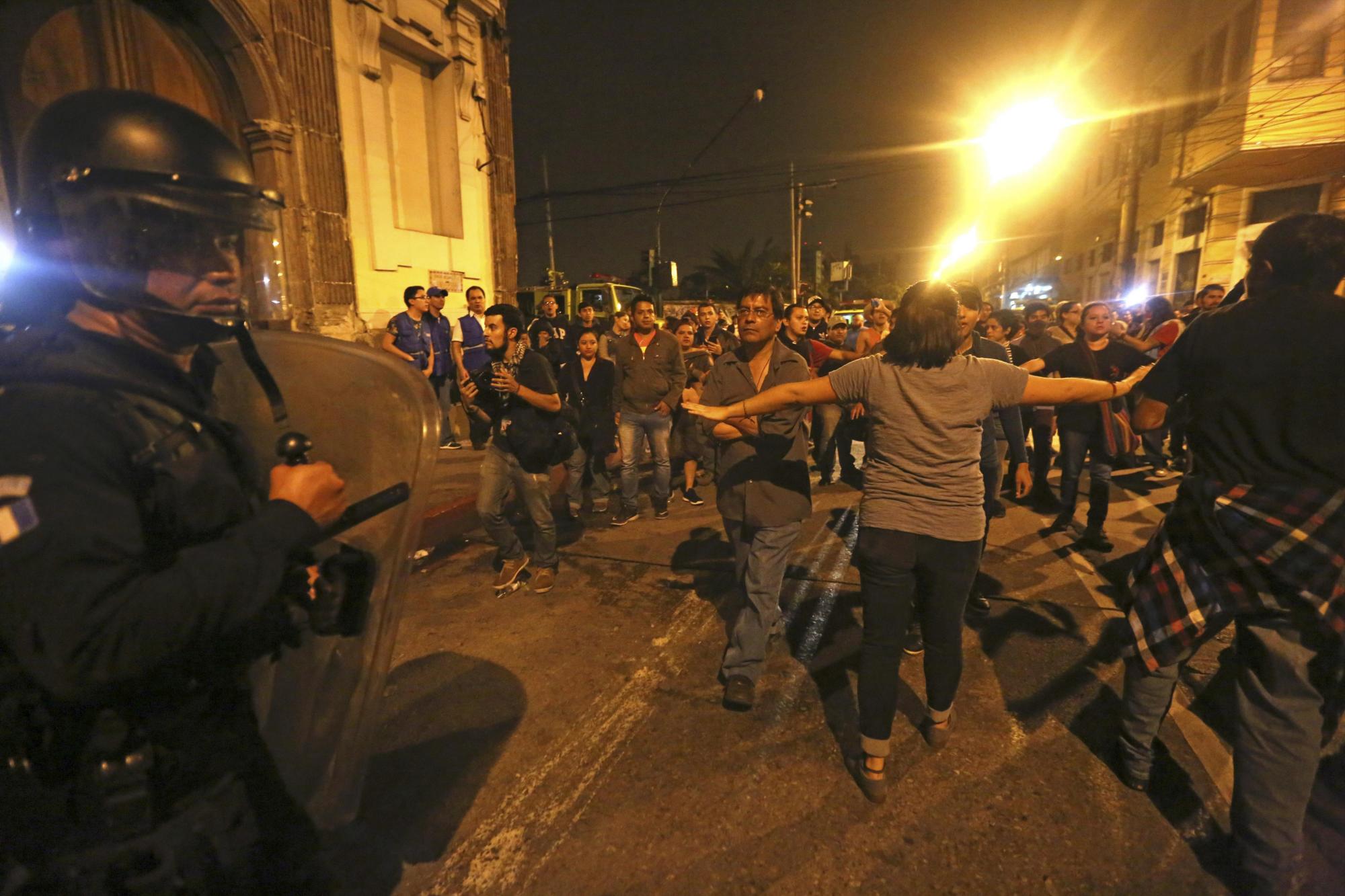 Las fuerzas antimotines de la Policía Nacional de Guatemala sacaron hoy a los diputados que estaban encerrados en el Palacio Legislativo y que no pudieron salir tras siete horas de encierro por una manifestación.