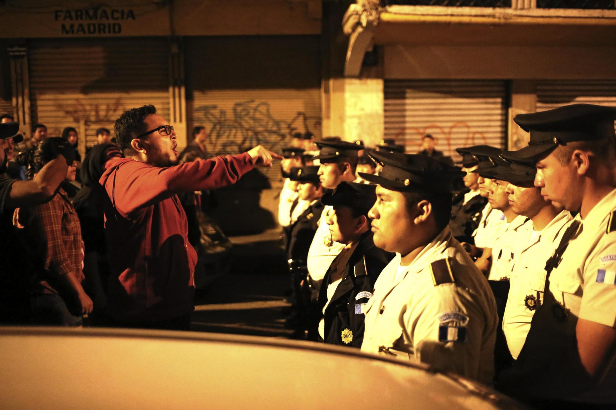 Los diputados, que salieron a las 00:00 hora local (06:00), fueron convocados a una sesión para anular unas sorpresivas reformas al Código Penal aprobadas el miércoles, que generaron rechazo y denuncias de grave retroceso en la lucha contra la corrupción.