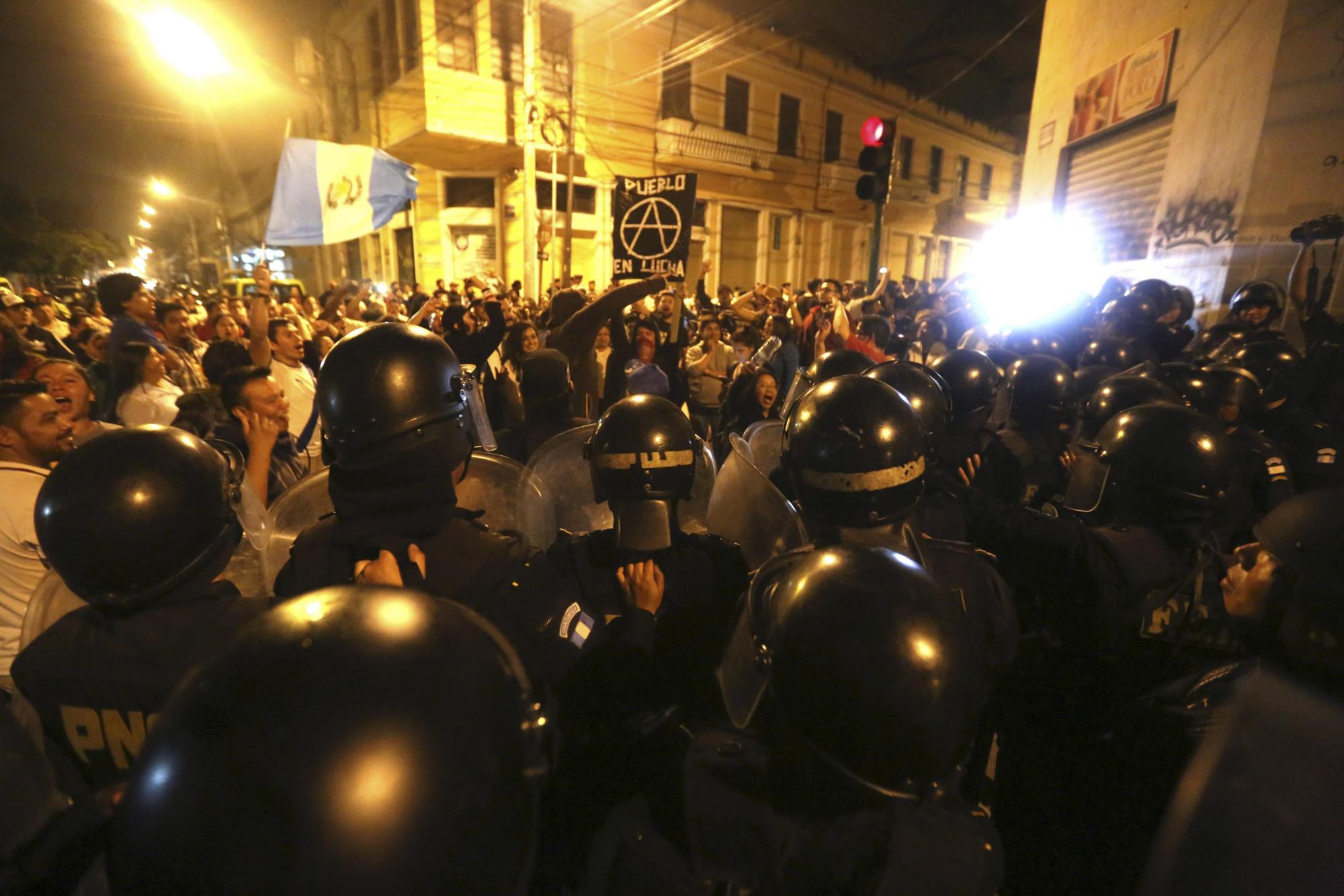 Los diputados, que salieron a las 00:00 hora local (06:00), fueron convocados a una sesión para anular unas sorpresivas reformas al Código Penal aprobadas el miércoles, que generaron rechazo y denuncias de grave retroceso en la lucha contra la corrupción.